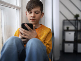 Ολοένα και πιο προβληματική η χρήση των μέσων κοινωνικής δικτύωσης από τους εφήβους