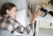 Η αθώα συνήθεια του «5 λεπτά ακόμα» ίσως να έχει σημαντικές επιπτώσεις στον ύπνο μας