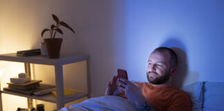 Σκρολάρισμα πριν τον ύπνο: Τελικά δεν είναι μόνο το μπλε φως που μας κρατάει ξύπνιους